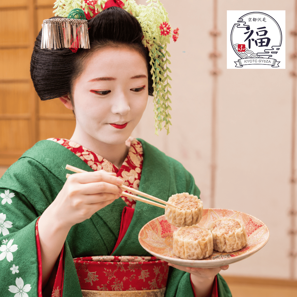 京都点心福の肉汁焼売をお箸でつまむ舞妓さん